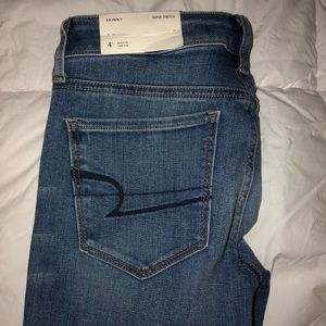 BNWT AMERICAN EAGLE SKINNY JEANS